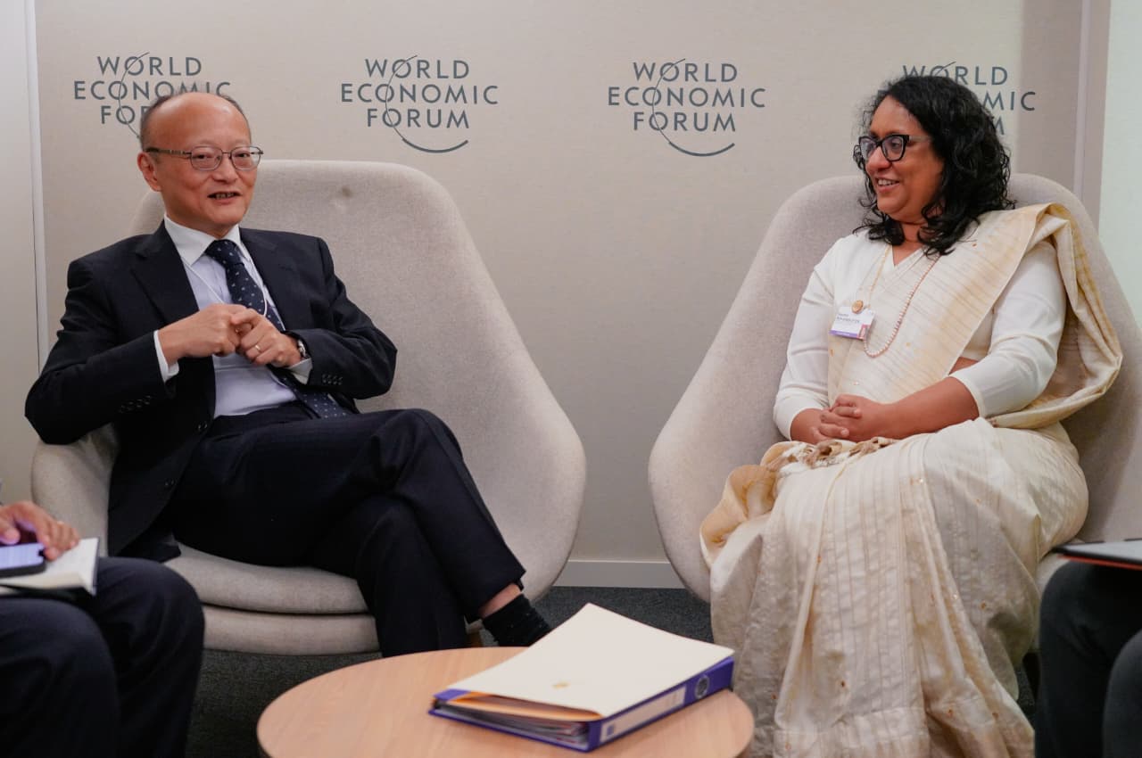 பிரதமர் ஹரிணி அமரசூரியவுடன்  ஐரோப்பிய ஒன்றியத்தின் ஆணையாளர் சந்திப்பு