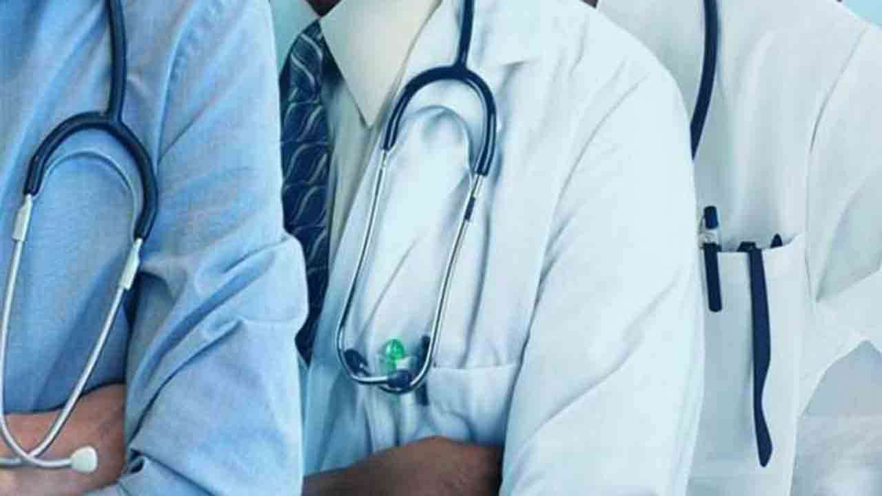 வைத்தியர்களின் தொழிற்சங்க நடவடிக்கை தீவிரம் விசேட வைத்திய நிபுணர்கள் விலகல்
