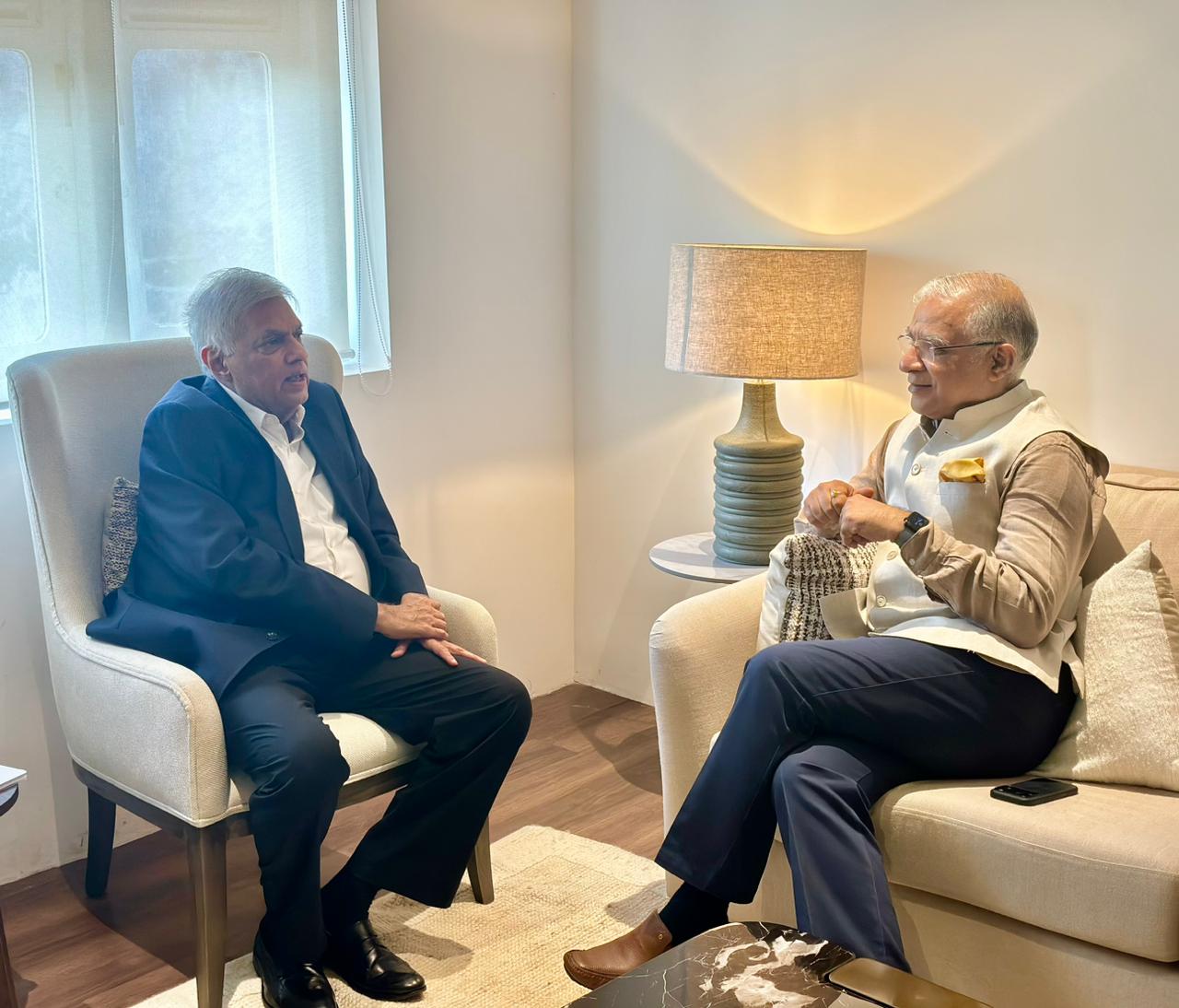 முன்னாள் ஜனாதிபதி ரணி லுடன்  இந்திய உயர்ஸ்தானிகர் சந்திப்பு