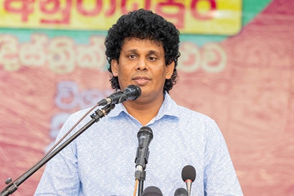 ஏப்ரல் முதல்  பிளாஸ்டிக் போத்தல், உணவுப் பெட்டி பயன்பாட்டுக்கு  தடை