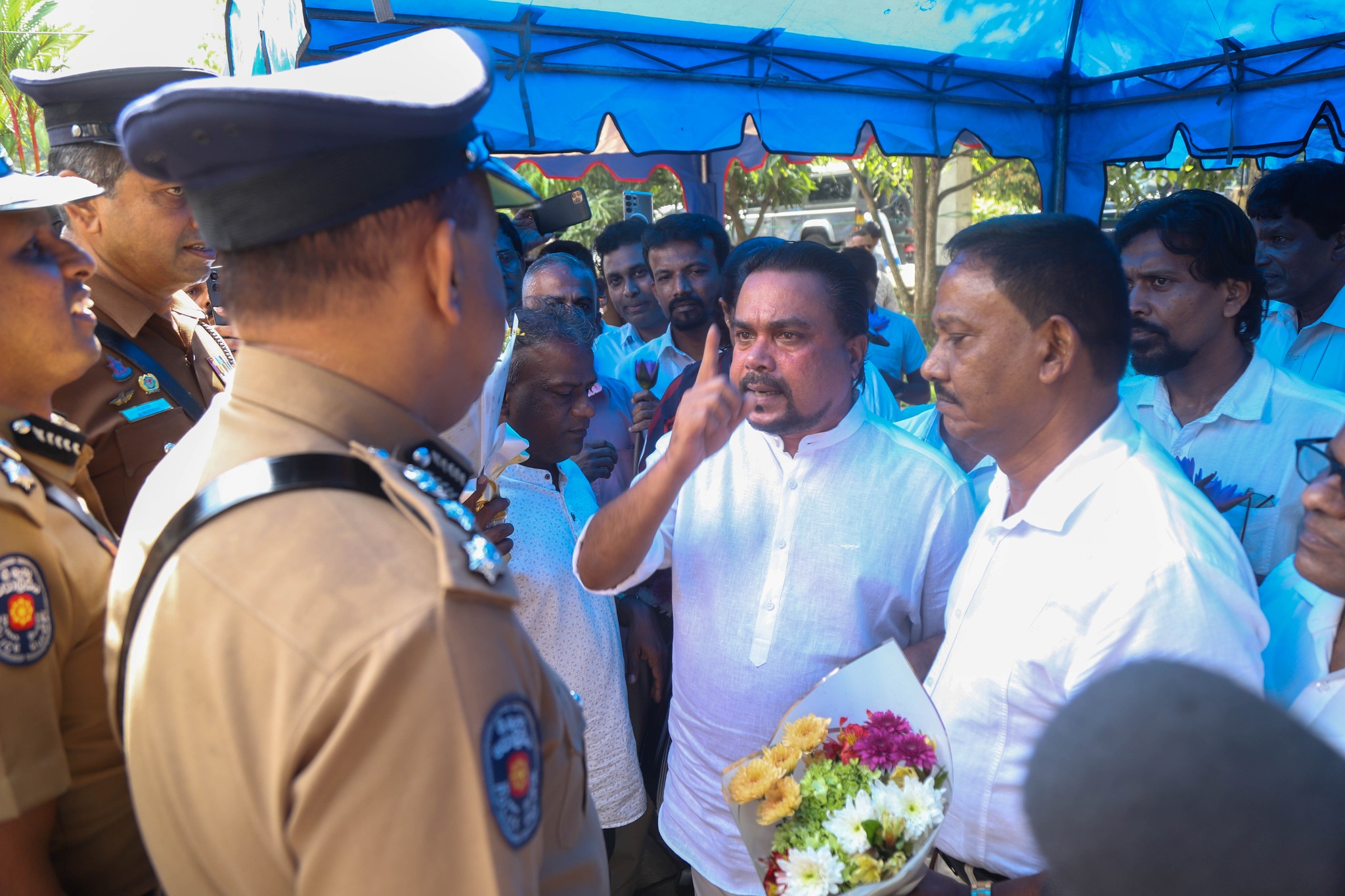 அனுமதியற்ற வகையில்  நினைவுத்தூபி பூமிக்குள் செல்ல விமல் வீரவன்ச தலைமையிலான குழுவினர் முயற்சி