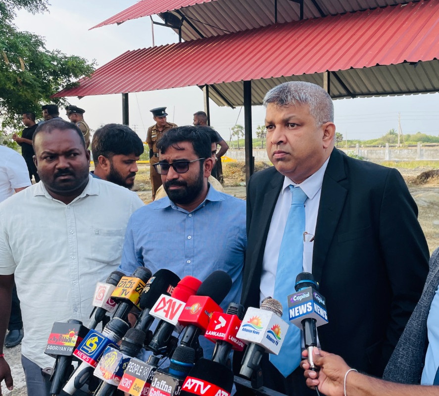 செம்மணி மனிதப்புதைகுழி அகழ்வுப்பணிகளை நேரடியாகப் பார்வையிட்ட அமைச்சர் ஹர்ஷன நாணயக்கார