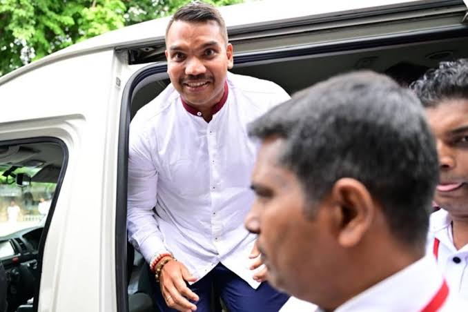 மஹிந்த,சிராந்தி , ரோஹித , உதய  சிறையில்  உள்ள நாமலை நேரில் சென்று பார்வை