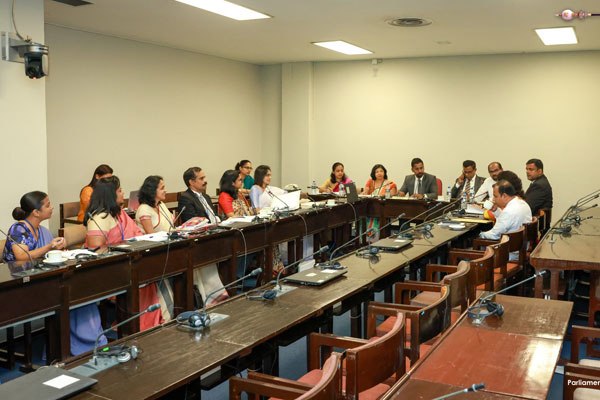 ஜனாதிபதிகளின் உரித்துரிமைகள் (நீக்குதல்) சட்டமூலத்திற்கு, ஆளுகை, நீதி மற்றும் சிவில் பாதுகாப்பு பற்றிய துறைசார்  மேற்பார்வைக் குழு அனுமதி