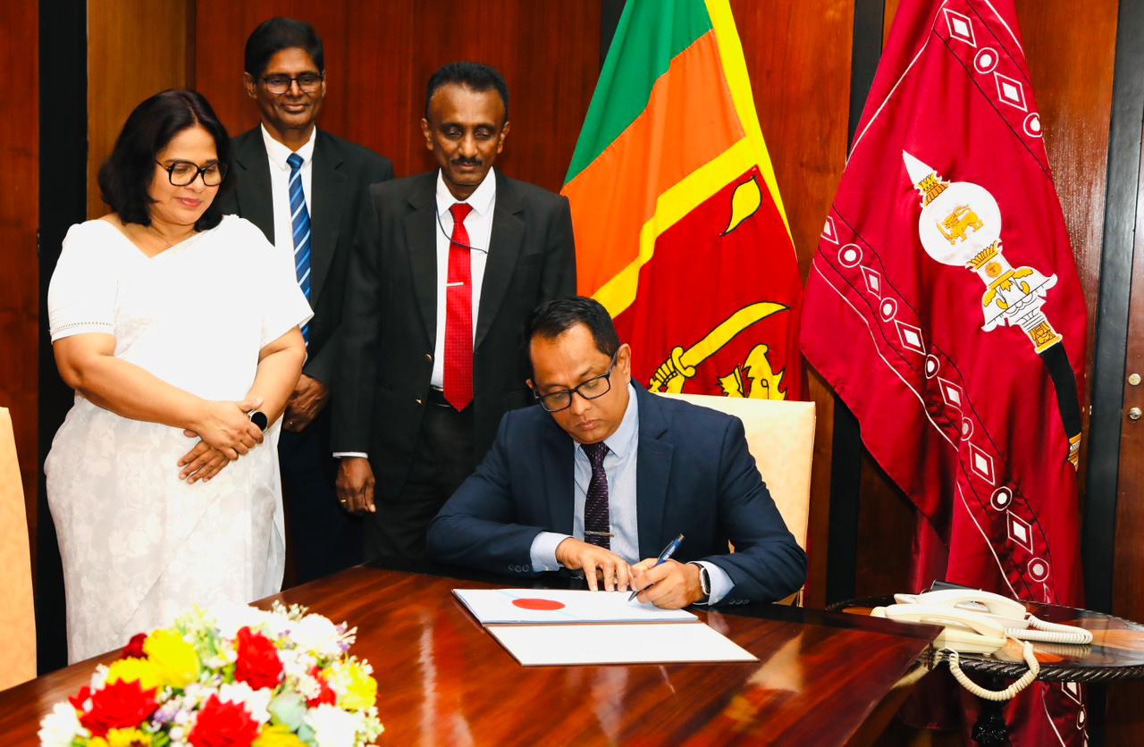 ஜனாதிபதிகளின் உரித்துரிமைகள் (நீக்குதல்) சட்டமூலத்தை  சபாநாயகர் சான்றுரைப்படுத்தினார்