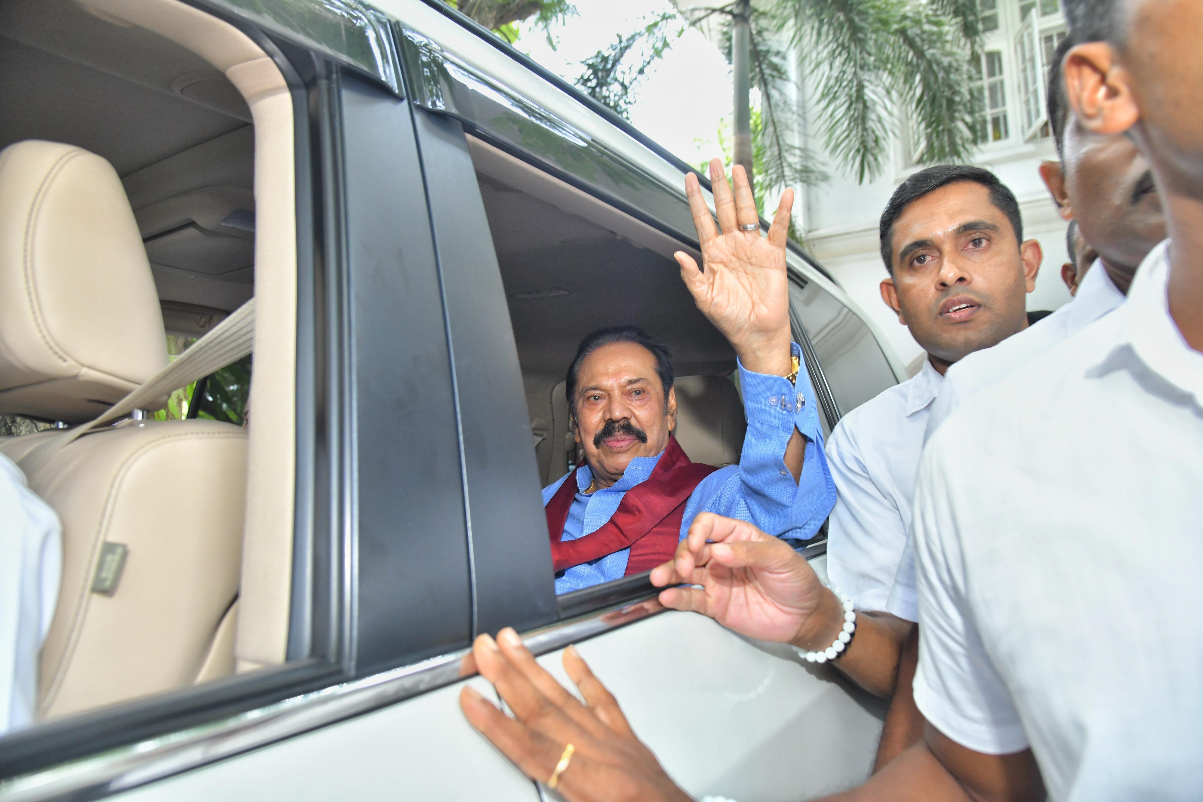 உத்தியோகபூர்வ இல்லங்களிலிருந்து முன்னாள் ஜனாதிபதிகள் வெளியேறினர்