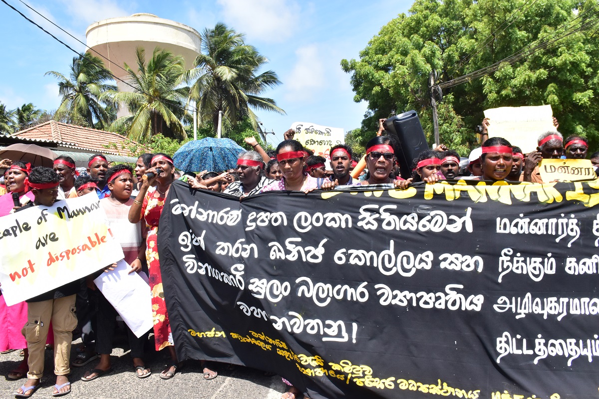 காற்றாலைக்கு எதிராக மக்கள் அலையென திரண்டு போராட்டம்: முடங்கியது மன்னார்