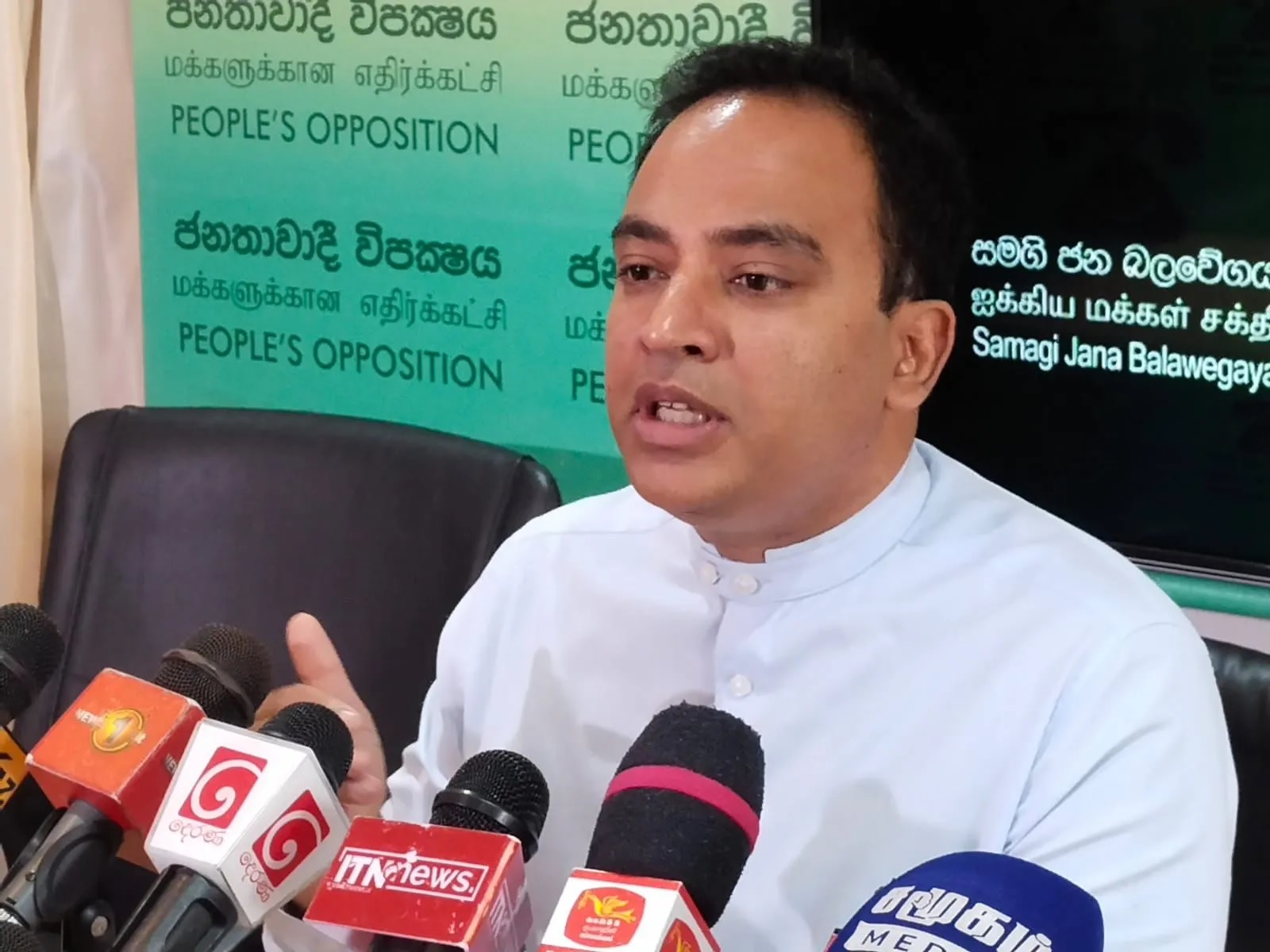 நிறைவேற்றதிகார ஜனாதிபதி முறைமையை பலப்படுத்தப்படுகிறது: ஹர்ஷண ராஜகருணா