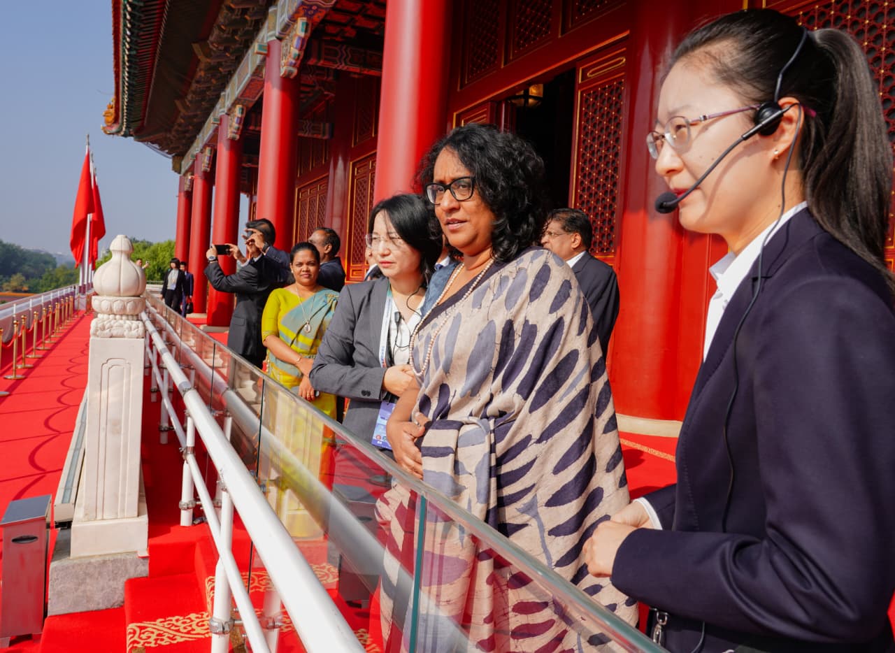 பீஜிங்கில் உள்ள நினைவு சின்னங்களை பார்வையிட்டார் பிரதமர் ஹரிணி