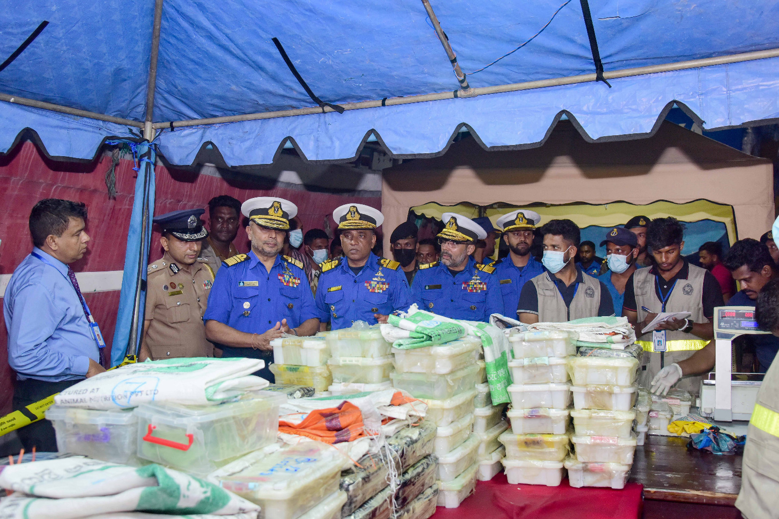 தெற்கு கடலில் கைவிடப்பட்ட நிலையில் 839 கிலோவுக்கும் அதிக போதைப்பொருட்கள் மீட்பு