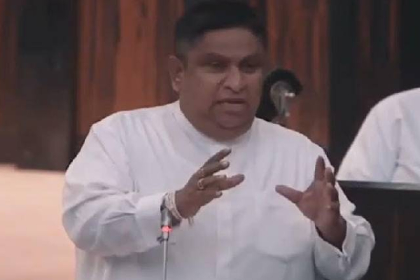 பொதுமக்கள் பாதுகாப்பு அமைச்சர்  சபையில்  பொய்யுரைத்தார்: சாமர சம்பத் எம்.பி.