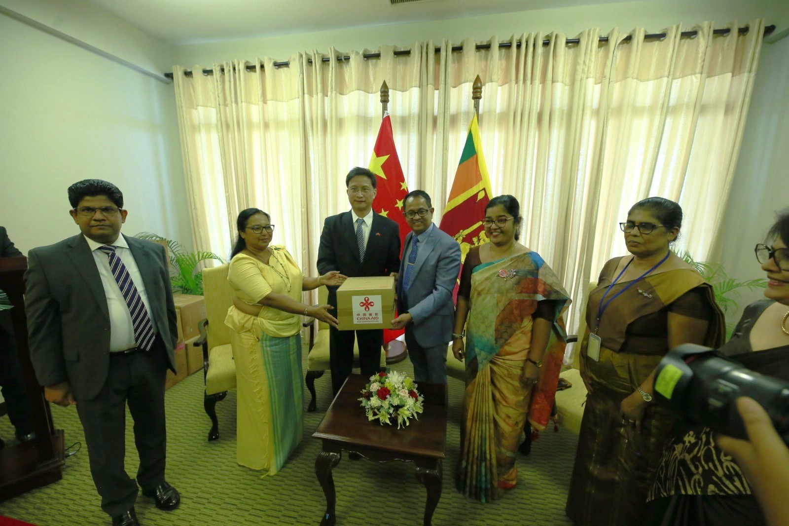 சீன பெண்கள் சம்மேளனத்தினால் வழங்கப்பட்ட பொருட்களை பாதிக்கப்பட்டவர்களுக்கு வழங்க தீர்மானம்