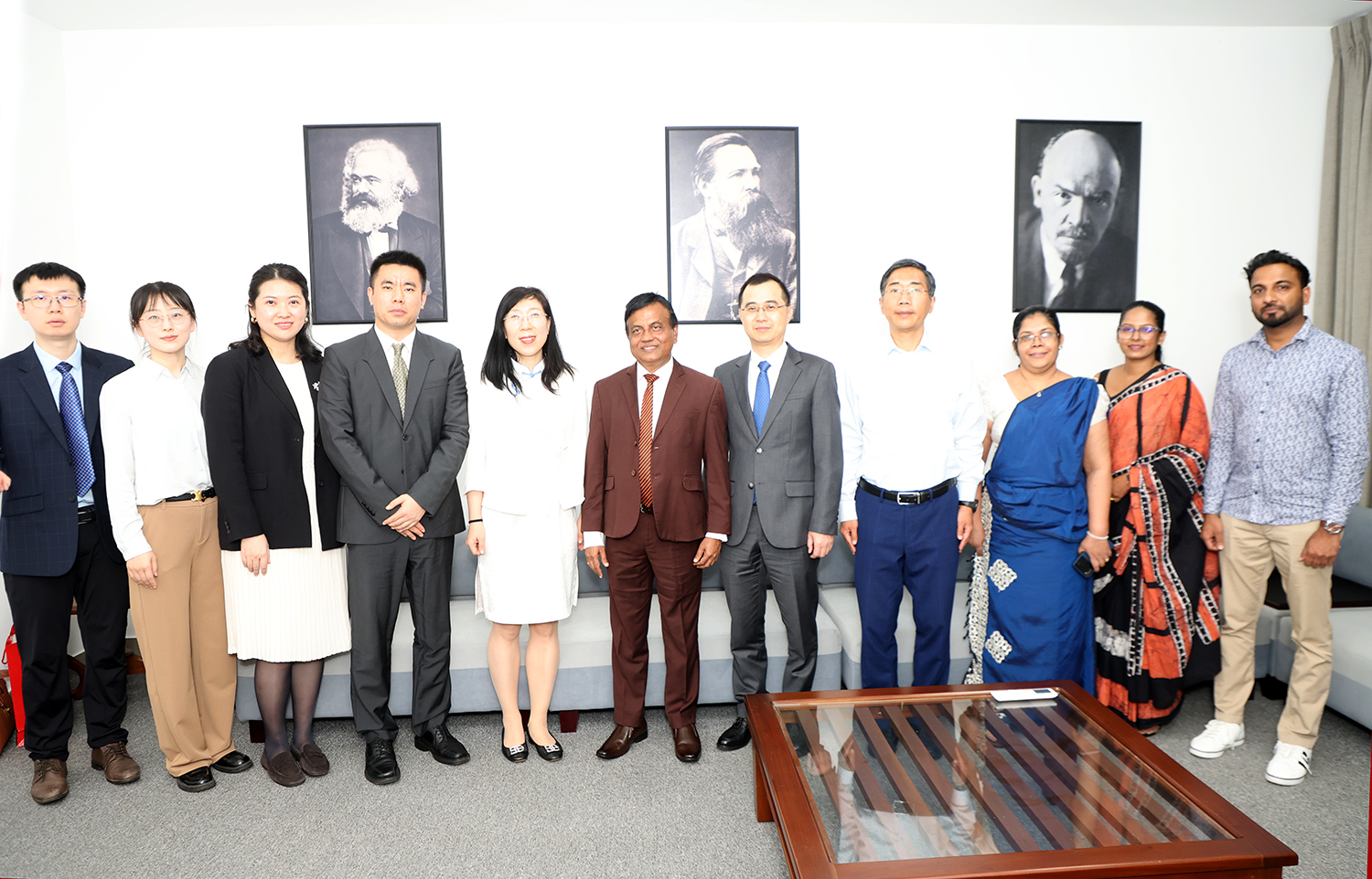 சீன கம்யூனிஸ்ட் கட்சியின் சர்வதேச  பிரதிநிதிகள் குழு பெலவத்தவுக்கு விஜயம்