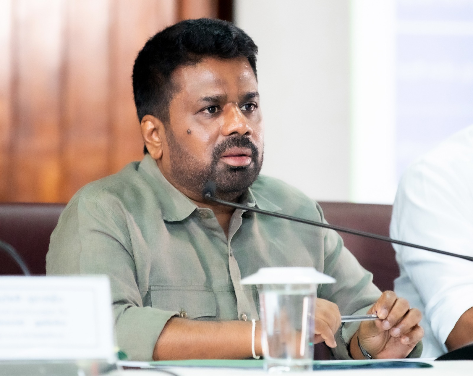 நுவரெலிய மாவட்ட பாதைகள் பாலங்கள் புனரமைப்பு தொடர்பில் ஜனாதிபதி அநுர அதிகாரிகளுக்கு  அறிவுரை