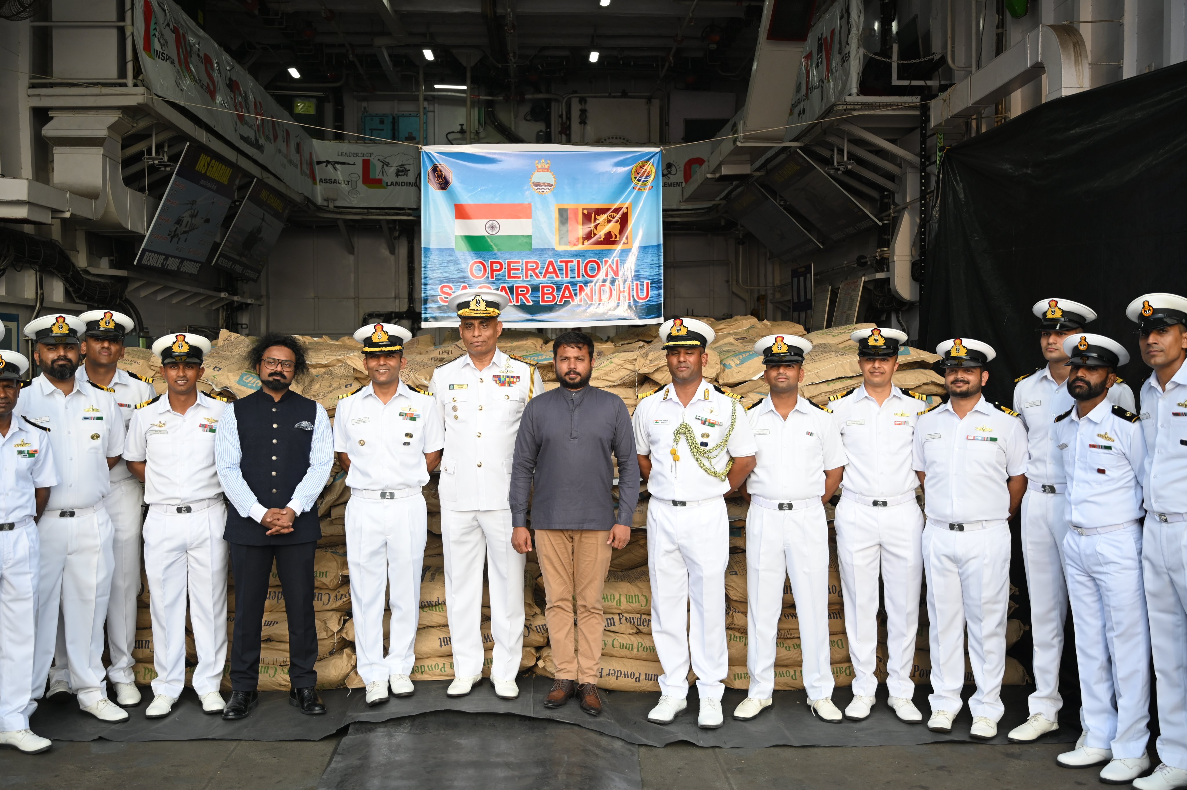 700மெற்றிக் தொன்  உதவிப் பொருட்களுடன் திருமலையில்  இந்திய கடற்படை போர்க்கப்பல்