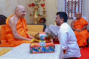 அரசாங்கத்துக்கு  அஸ்கிரிய, மல்வத்து பீடங்கள் பாராட்டு