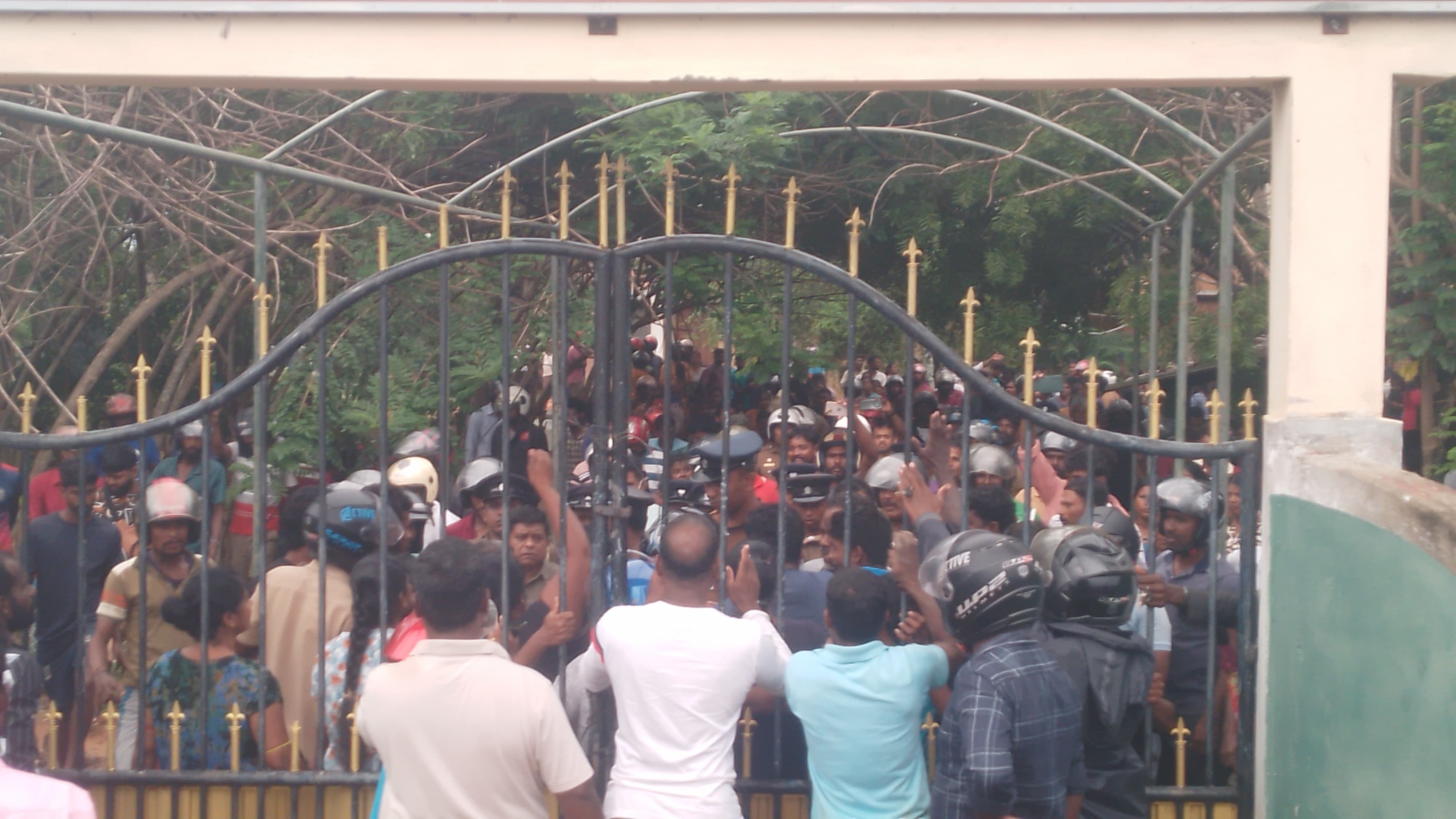 வெருகல் பிரதேச செயலகத்தை முற்றுகையிட்டு மக்கள் போராட்டம்