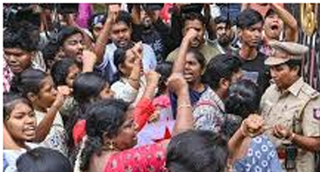 சென்னை அண்ணா பல்கலைக்கழகத்தில் மாணவி பாலியல் பலாத்காரம் செய்யப்பட்டதை கண்டித்து போராட்டம் வெடித்தது