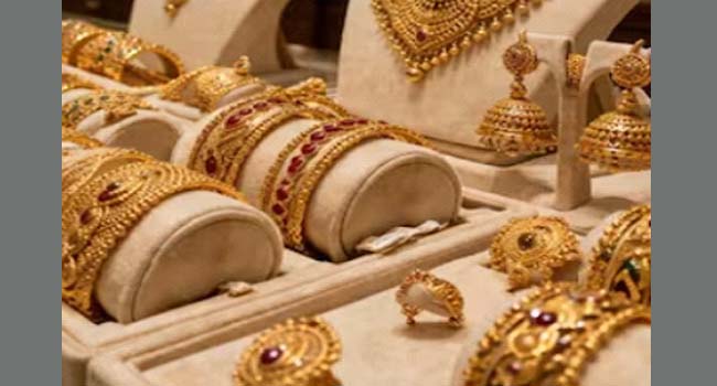 இந்தியர்கள் பழைய நகைகளை விற்கிறார்கள்