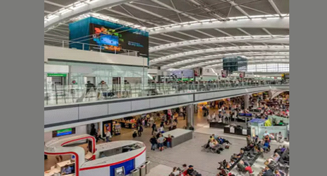 லண்டன் விமான நிலையத்தில் மிளகு தெளிப்பான் மூலம் பயணிகள் மீது தாக்குதல்