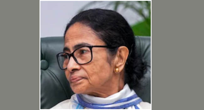 மமதா பானர்ஜி திரிணாமுல் காங்கிரஸ் (TMC) கட்சியை காங்கிரசுடன் இணைக்கிறாரா?
