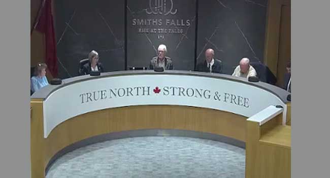 ஸ்மித்ஸ் ஃபால்ஸ் நகரமன்ற உறுப்பினர் இடைநீக்கம்