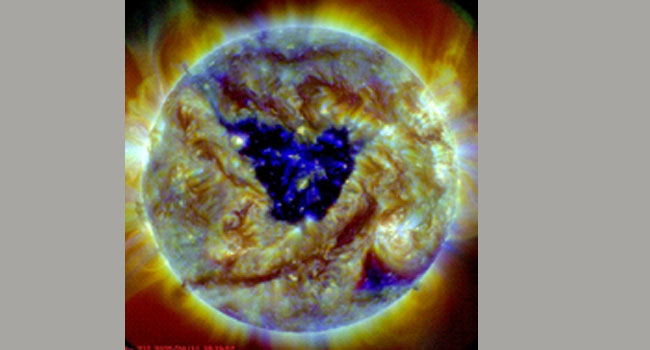 பட்டாம்பூச்சி வடிவத் துளை சூரியனில் தோன்றுகிறது