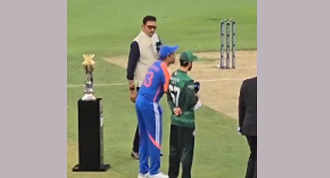 பாகிஸ்தான் கேப்டனுடன் மீண்டும் கை குலுக்க சூர்யகுமார் யாதவ் மறுப்பு