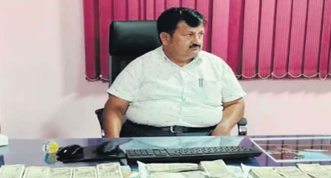 லஞ்சம் வாங்கி பிடிபட்ட திருநெல்வேலியில் மாநகராட்சி கமிஷனர் புதிய பதவிக்கு மாற்றம்